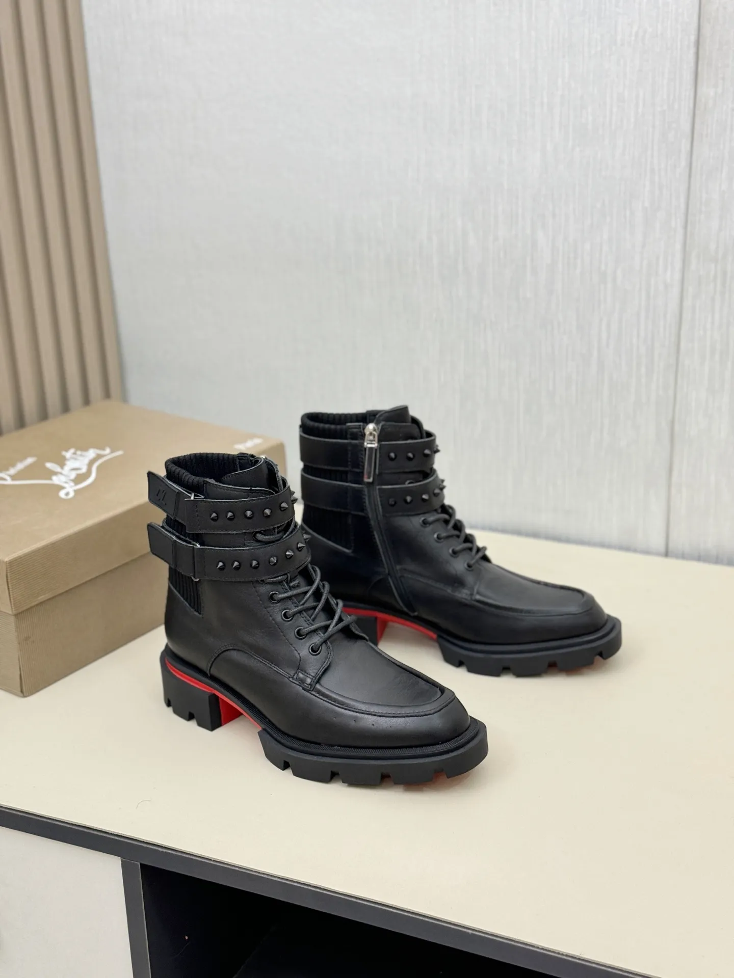 [CL～High-end men’s red-soled shoes] Top P: 940💰. Size: 39-44 (38.45.46 can be customized) 🆑Top original purchase agent Imported open-edge bead fabric and water-dyed cowhide inside 🉑️ Imported TPU rubber sole, wear-resistant and non-slip, full of European style.
